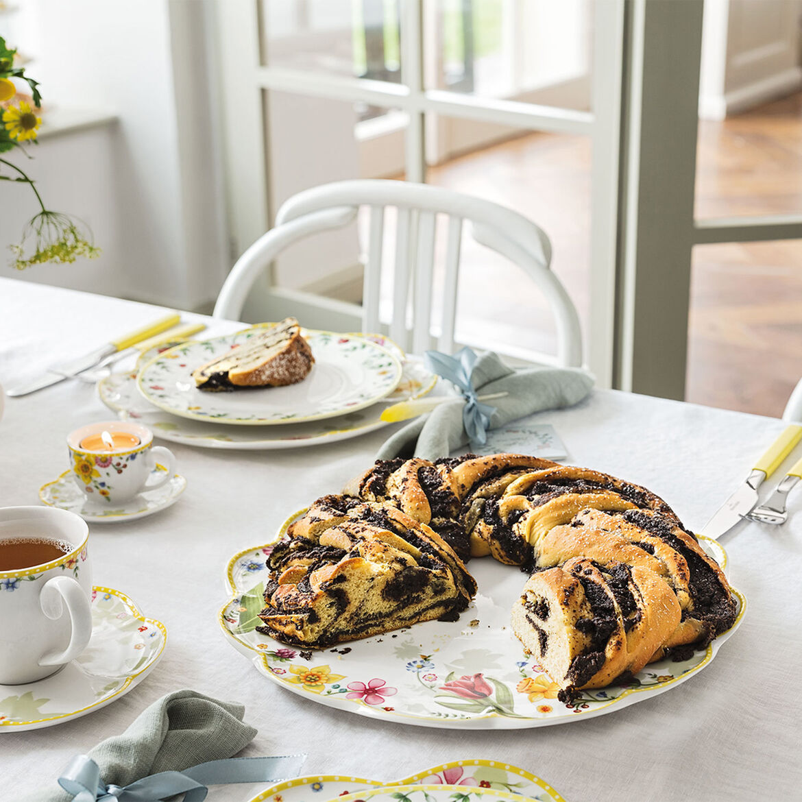 VILLEROY &amp;amp; BOCH Spring Awakening Cake Plate 33cm Easter Table