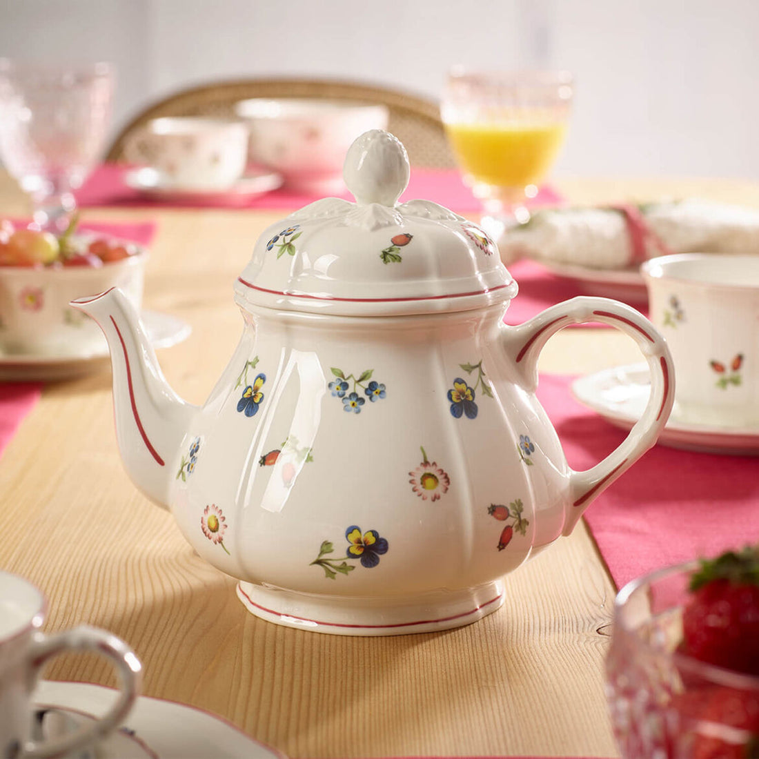 VILLEROY &amp;amp; BOCH Petite Fleur Teapot 1L Porcelain